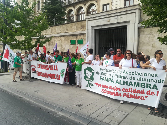 Un centenar de personas se concentran ante la Delegación de Educación contra el desmantelamiento de la escuela pública en Granada