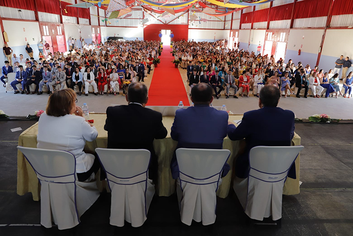 El pabellón de Huétor Tájar acoge la graduación de un centenar de alumnos del IES ‘Américo Castro’