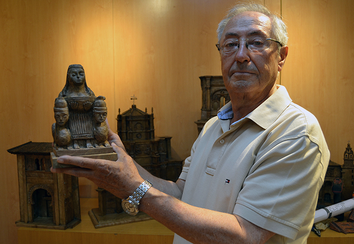 Melchor López Casas muestra sus tallas y maquetas de los principales monumentos granadinos