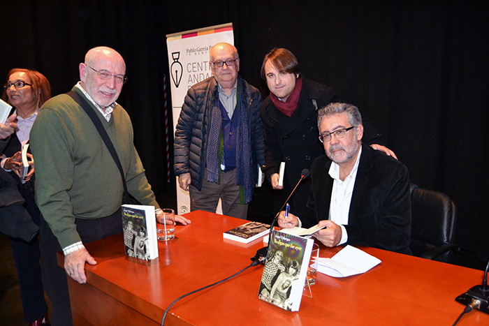 Ángel Fábregas llena la Biblioteca de Andalucía en la presentación de su novela ‘No digas que fue ayer’