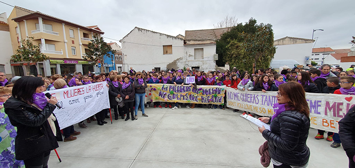 Los escolares de Cúllar Vega claman contra la violencia de género con una ‘marcha morada’