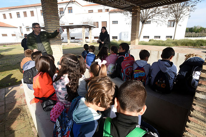 Escolares de 4º de Primaria de Peligros visitan el Vivero Provincial