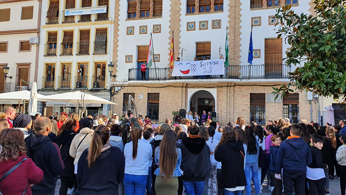 El CEIP Capitulaciones de Santa Fe celebra el Día de la Paz con un pasacalles y repartiendo sonrisas