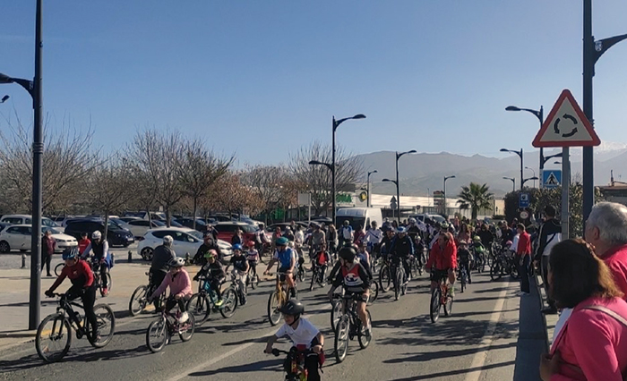 Otura saca sus escuelas deportivas a la calle en una jornada festiva organizada por el Ayuntamiento