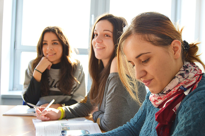 Las 32 Escuelas Oficiales de Idiomas y el IEDA posibilitan el aprendizaje de idiomas en Andalucía