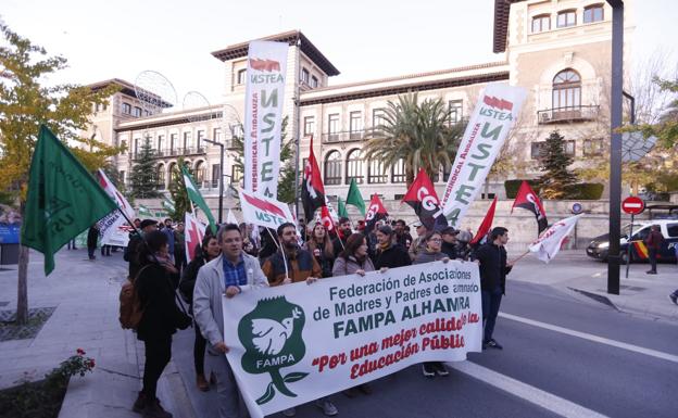 Las asociaciones de madres y padres denuncian la supresión de más de una veintena de unidades en Granada y su provincia