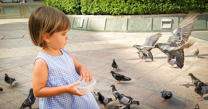 Carmen y sus palomas ganan el concurso de fotografía ‘Mi mascota y yo’ de Montefrío