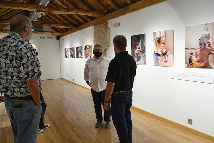 Una exposición fotográfica colectiva muestra las luces y sombras de la lactancia materna