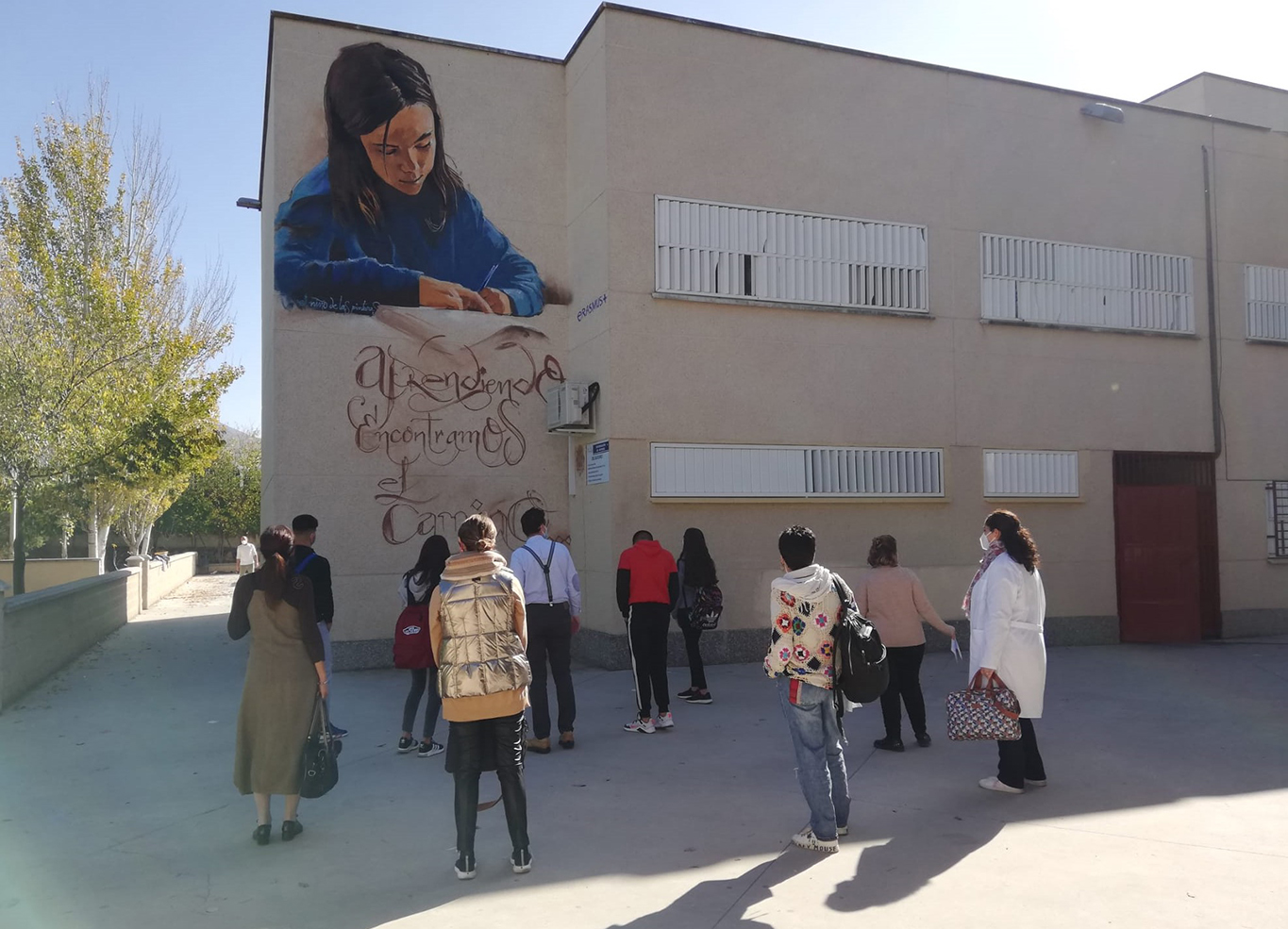 Arte con mensaje del Niño de las Pinturas en el IES Cerro de los Infantes de Pinos Puente