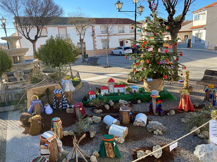 Un árbol navideño intercultural y un original belén de troncos os espera en Cortes de Baza