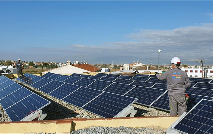 El Ayuntamiento de Cúllar Vega instala una planta fotovoltaica en el colegio ‘Francisco Ayala’