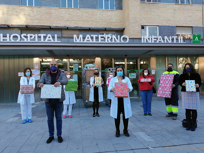 Los escolares de Otura regalan más de 300 juguetes a los niños ingresados en el Hospital Virgen de las Nieves