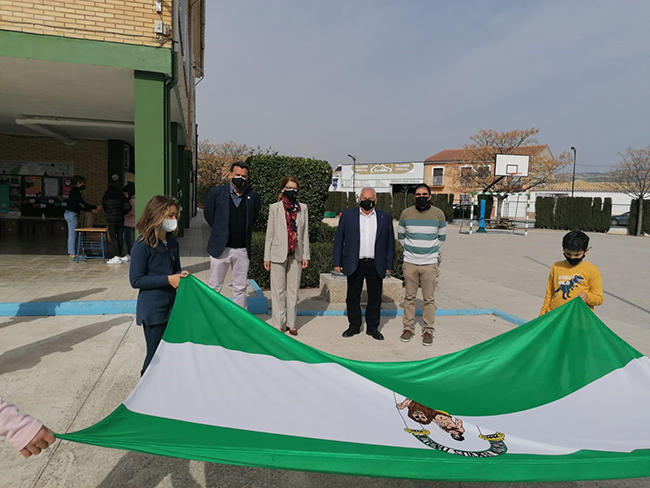 Ana Berrocal celebra el Día de Andalucía con los escolares del CEIP Juan Pablo I de Valderrubio