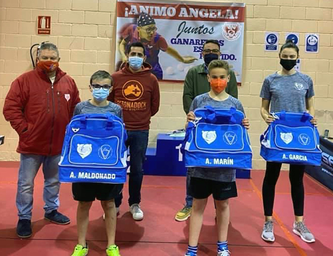 El Ayuntamiento de Vegas del Genil regala mascarillas, portamascarillas y gel hidroalcohólico a los usuarios de las Escuelas Deportivas Municipales