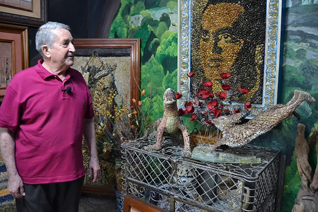 Francisco Ávila ha convertido su domicilio en un auténtico museo y ha dedicado siete libros a plasmar la historia reciente de Maracena