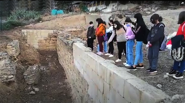 Estudiantes del IES Joaquín Lobato de Torre del Mar explican en un vídeo detalles del yacimiento fenicio de los Toscanos