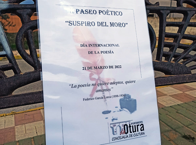 Otura expone al aire libre poemas de escritores granadinos para celebrar el Día Internacional de la Poesía