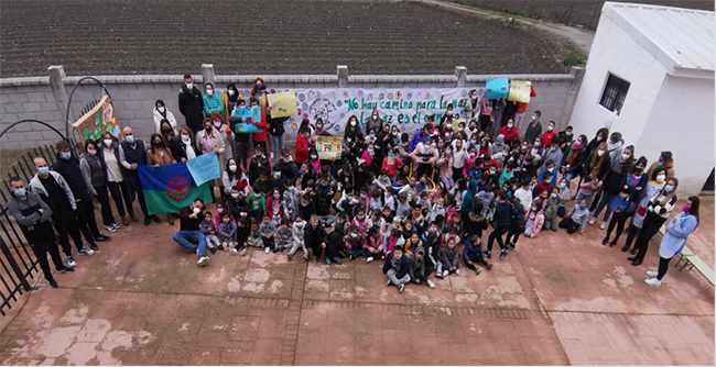 Alumnos del CEIP Federico García Lorca de Fuente Vaqueros se manifiestan contra la guerra en Ucrania