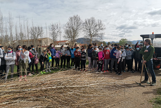 Escolares de Fuente Vaqueros plantan más de 200 árboles autóctonos en la ribera del río Genil