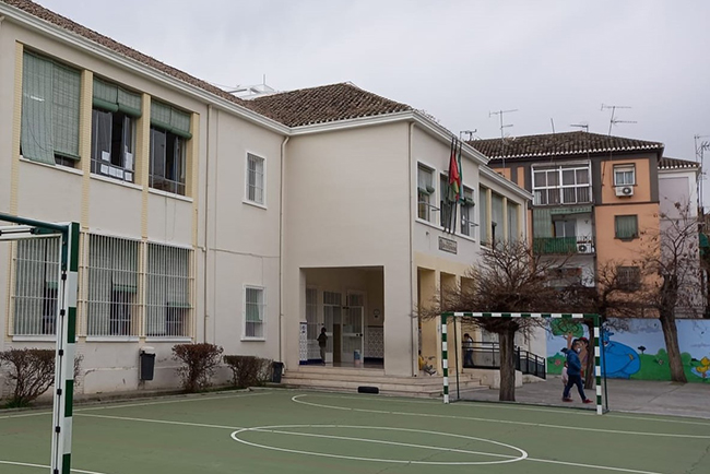 Educación invierte más de 100.000 euros en mejorar el confort térmico del colegio Reyes Católicos de Granada