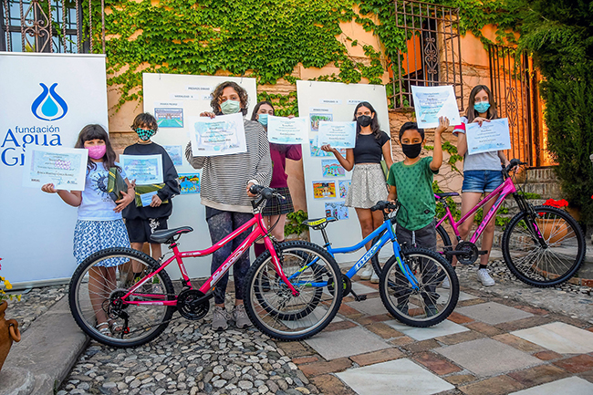 Más de un millar de escolares participan en los concursos de dibujo y redacción de AguaGranada