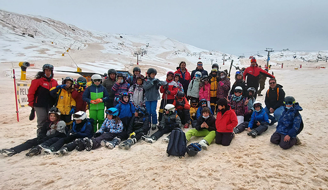 Escolares de Monachil se inician en el esquí en Sierra Nevada, gracias al ayuntamiento