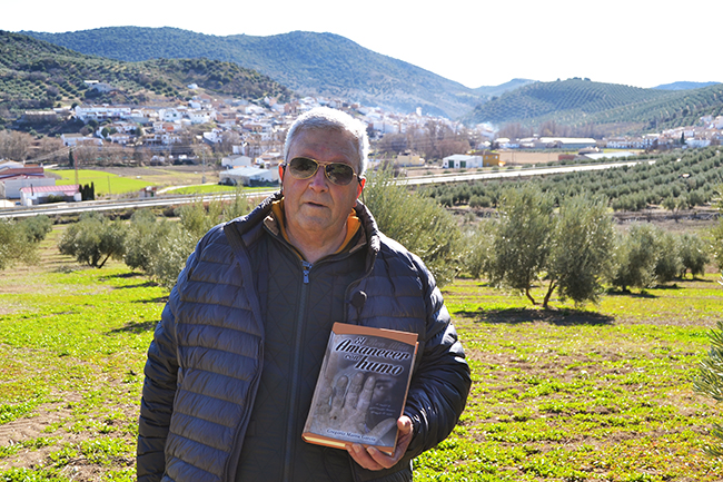 Gregorio Martín, inspector jubilado de la Policía Local de Granada, presenta en Purchil su primer libro, ‘El amanecer con humo’