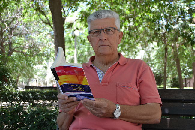 Juan Naveros presenta en la biblioteca Francisco Ayala su segunda novela histórica, ‘La bruma que apacigua la memoria’