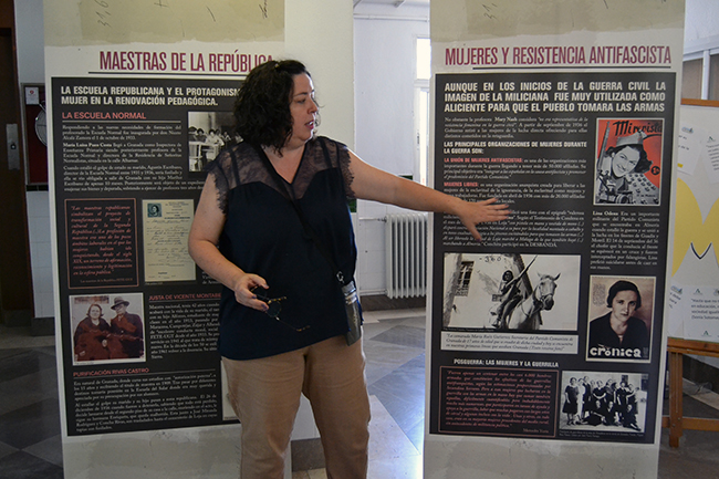 Silvia González presenta la exposición  ‘Mujeres represaliadas: De ciudadanas a sometidas’ en el IES Emilio Muñoz