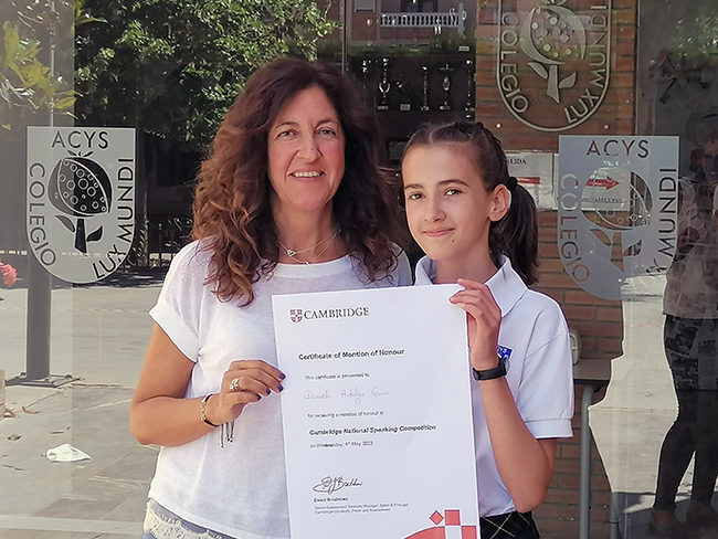 Cambridge premia a una alumna del colegio Lux Mundi de Granada en un concurso nacional de debate en inglés