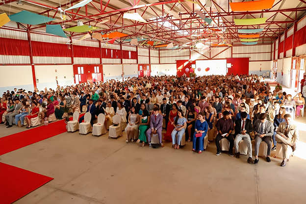 El pabellón de Huétor Tájar vuelve a acoger la graduación de 120 alumnos del IES ‘Américo Castro’