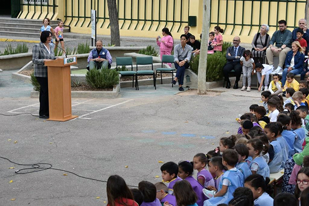 La delegada de Desarrollo Educativo aplaude las iniciativa de fomento de la lectura del Colegio Abadía de Albolote