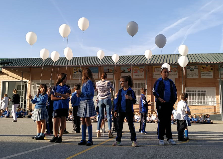 El colegio Juan XXIII-Chana  celebra el Día de los Difuntos con una actividad muy emotiva y original