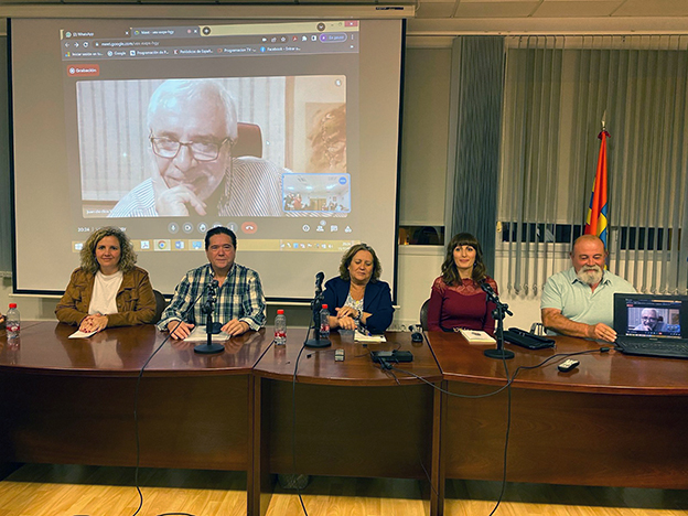 Juan Tomás Morales presenta su primer poemario, ‘En la piel del tiempo’, en Huétor Tájar