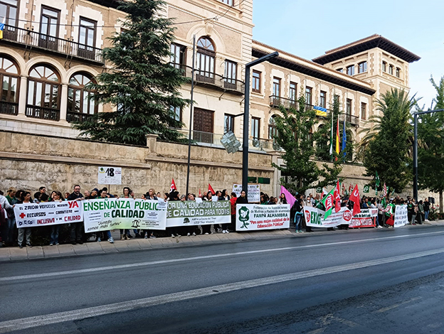 Éxito de convocatoria en la protesta impulsada por FAMPA Alhambra para reivindicar más docentes y más recursos en la educación pública Granada,