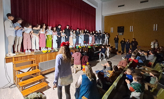 Alumnos de Bachillerato del Colegio La Presentación cumplen su sueño de actuar para sus compañeros