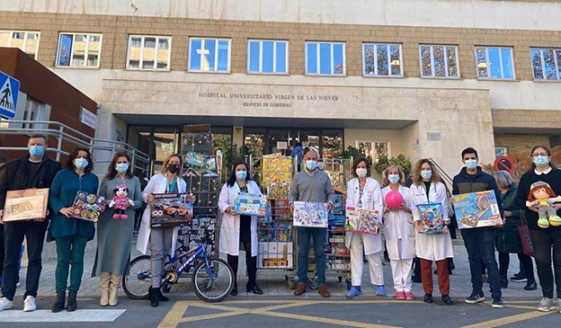 Los escolares de Otura regalan más de 500 juguetes a los niños hospitalizados en el Hospital Virgen de las Nieves