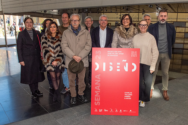 La delegada de Desarrollo Educativo y FP la presidenta de la Fundación García Lorca se interesan por los talleres de Diseño Gráfico y Diseño de Interiores