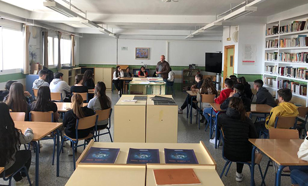 El IES Cerro de los Infantes celebra el Día Mundial de la Poesía con su poeta de referencia, la poeta de la paz y la concordia, Mariluz Escribano