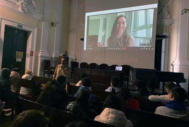 Inmaculada Bonet, corresponsal de El País en China, ‘vuelve’ al IES Padre Suárez