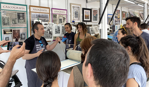 ‘Ilustrando con grabados calcográficos’, un taller impartido por alumnos de Grabado y Estampación de la EASD Val del Omar en la Feria del Libro de Granada