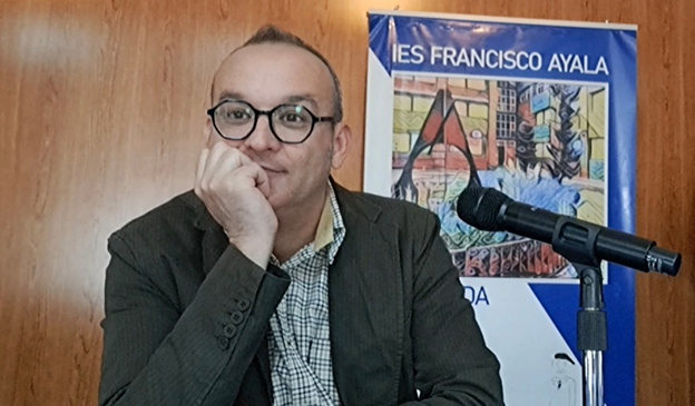 Entrevistamos al poeta Juan Carlos Abril en su visita al IES Francisco Ayala