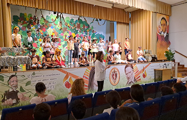 El Colegio Regina Mundi disfruta con la triple puesta en escena de ‘Le lion et le rat’