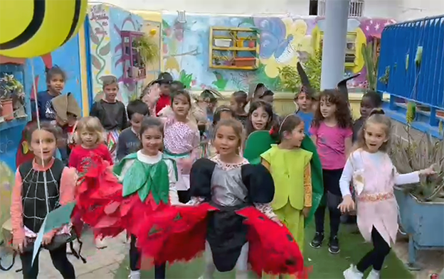 Doble función del  musical teatralizado ‘El jardín de Juanita’ en el CEIP ‘Las Lomas’ de Roquetas de Mar