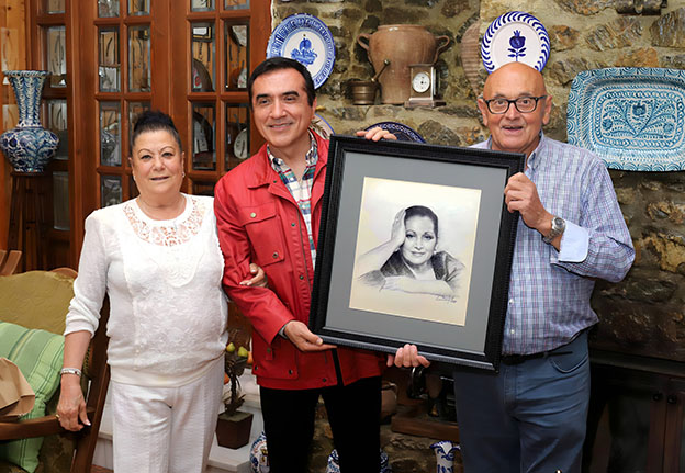 El pintor retratista Antonio Montiel dona al Museo de la Copla uno de sus dibujos dedicado a Juanita Reina