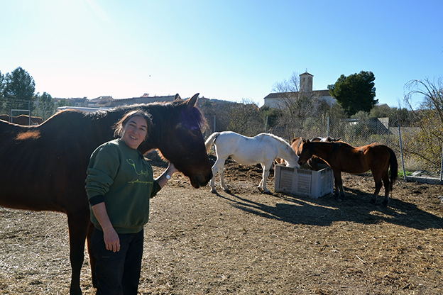 Cristina Fernández, veterinaria de profesión, monta ‘Sueños del Temple’, un refugio para animales en Ventas de Huelma