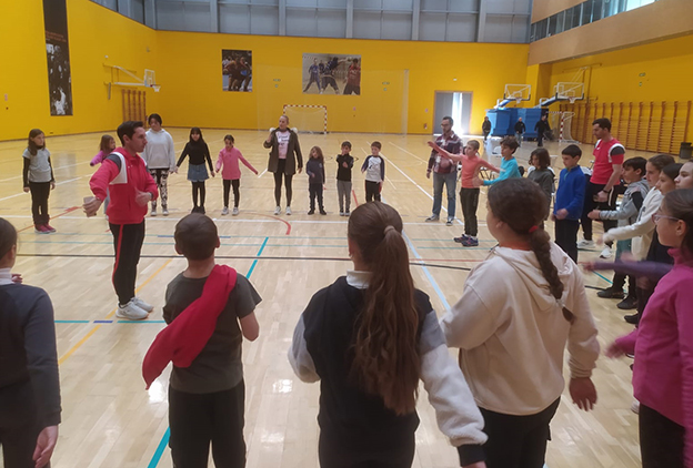 Los centros educativos de Monachil participan en un taller sobre olimpismo organizado por el Ayuntamiento en el CAR