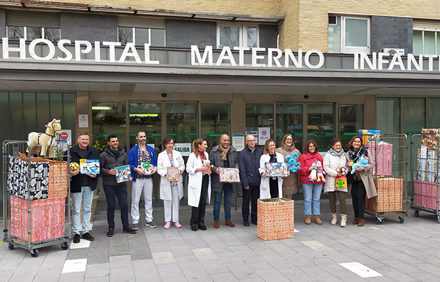 Los escolares de Otura regalan más de 300 juguetes a los niños hospitalizados en el Hospital Virgen de las Nieves