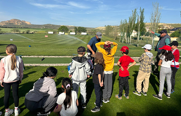 Al CEIP Esquí-Escuela también le gusta jugar al golf