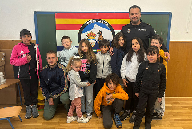 La unidad canina de la policía local visita el CEIP Esquí-Escuela